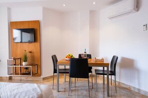 Tabla de planchar con plancha, wifi y ropa de cama 