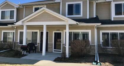 Cute 2-Bedroom, 2.5-Bathroom Townhome with 1-Stall Garage Right Off of I-35