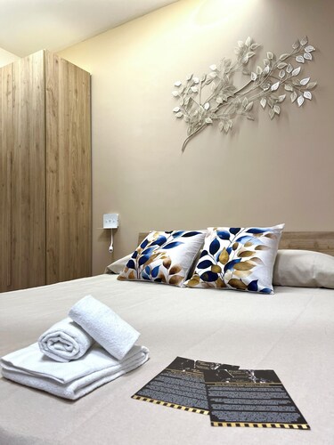 Cozy room, 5 minutes from downtown. So many services at your fingertips.