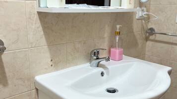 Dusche, Haartrockner, Bidet, HandtĂŒcher