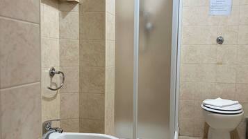 Dusche, Haartrockner, Bidet, HandtĂŒcher