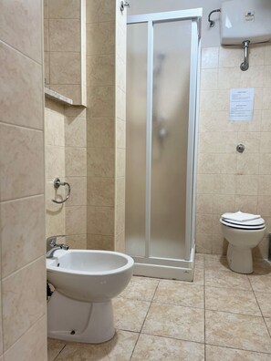 Dusche, Haartrockner, Bidet, Handtücher