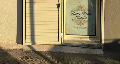 Cozy room, 5 minutes from downtown. So many services at your fingertips.