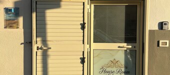 Cozy room, 5 minutes from downtown. So many services at your fingertips.