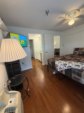 Room - Downtown Walkable 3 BR condo with elevator and free parking Gatlinburg. (Gatlinburg)