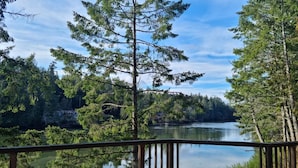 A lake with a wooden deck and trees. - Charming waterfront Salt Spring Island B&B (Saltspring Island)