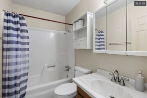 Een douche, een haardroger, handdoeken, zeep