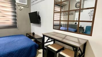Iron/ironing board, bed sheets