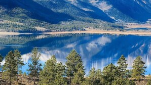 A mountain landscape with a lake and trees in the foreground. - Carriage House at Roadhouse Lodge: romantic suite, fireplace & lake-view deck (Twin Lakes)