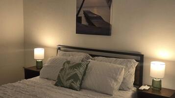 Escritorio, tabla de planchar con plancha, wifi y ropa de cama