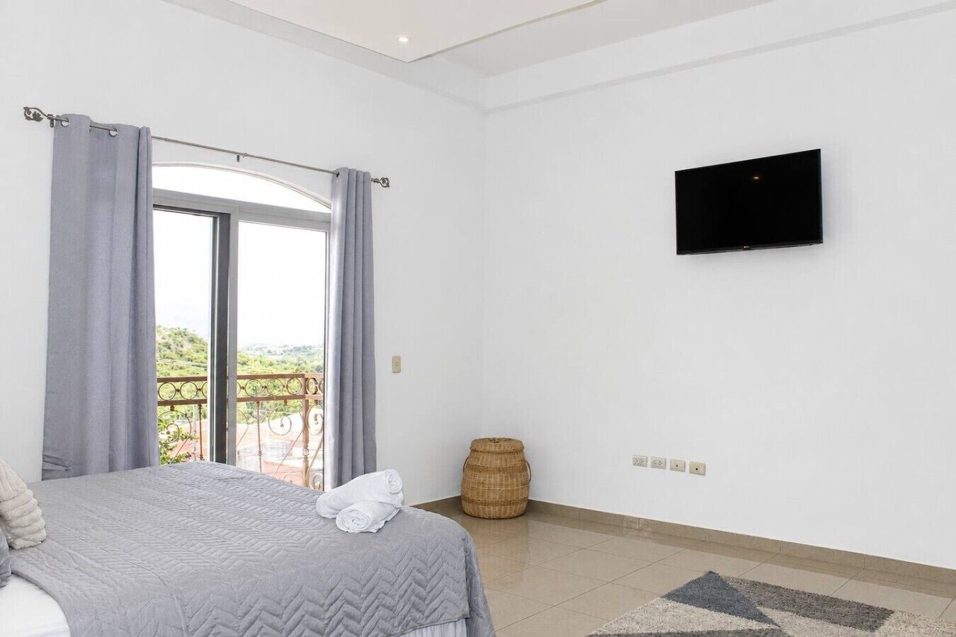 4 bedrooms, desk, iron/ironing board, travel crib