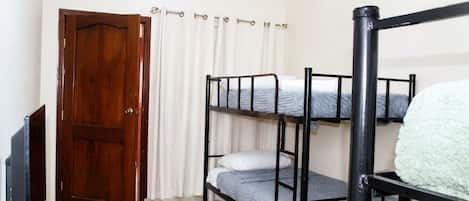 4 Schlafzimmer, Schreibtisch, Bügeleisen/Bügelbrett, Reisekinderbett