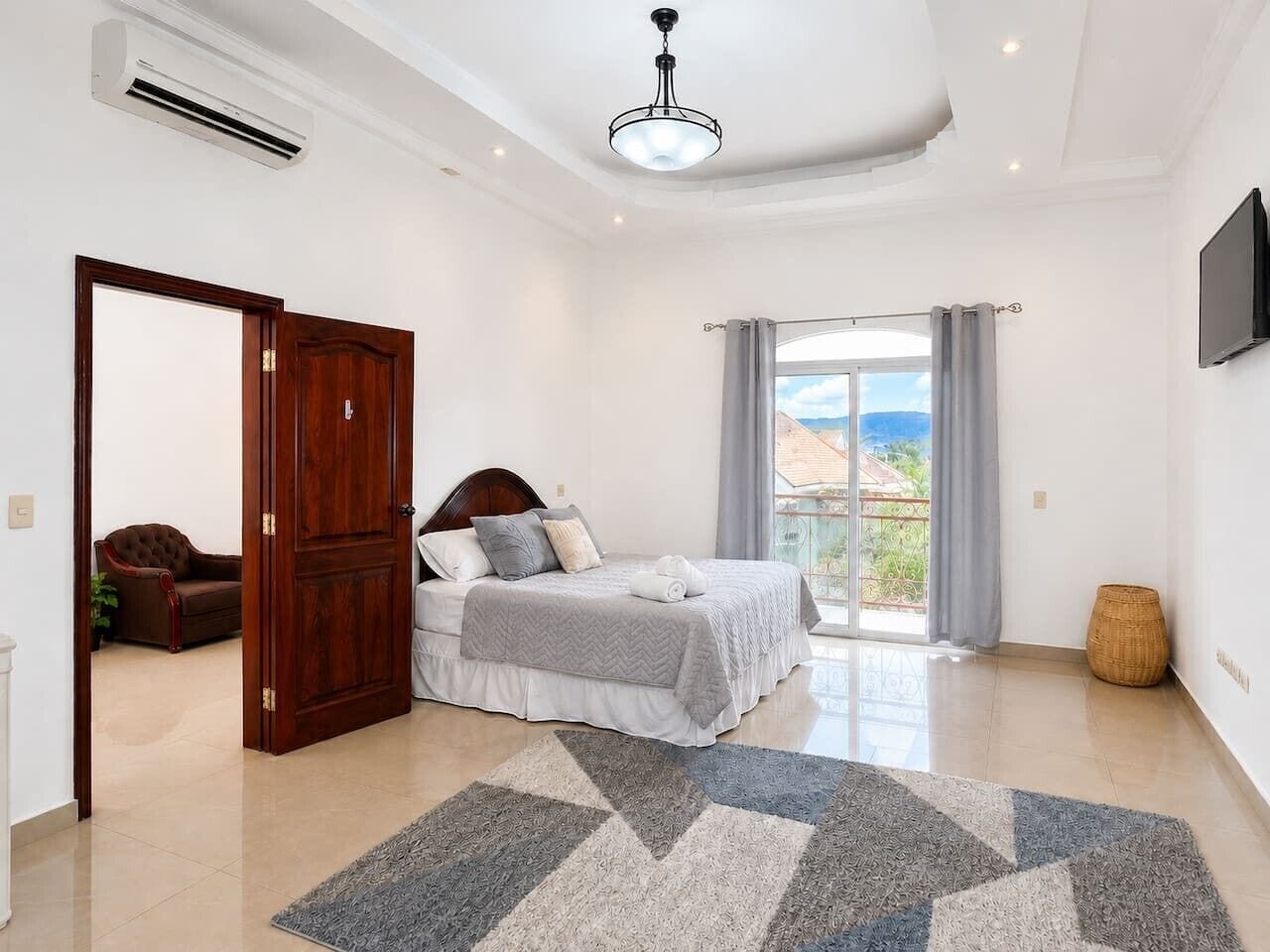 4 habitaciones, escritorio, tabla de planchar con plancha y wifi 