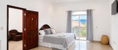 4 habitaciones, escritorio, tabla de planchar con plancha y wifi