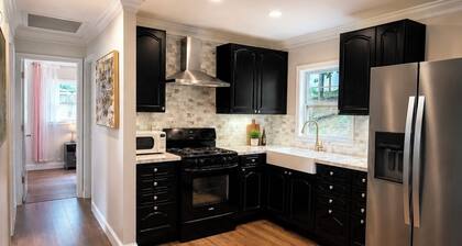 Charming and centrally located 3-bedroom home in Austell