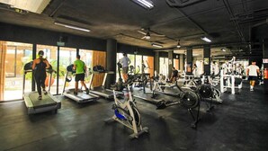 Ein Fitnessstudio mit Laufbändern, Ergometer und Krafttrainingsgeräten.