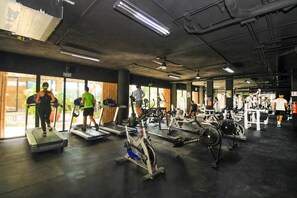 Ein Fitnessstudio mit Laufbändern, Ergometer und Krafttrainingsgeräten.