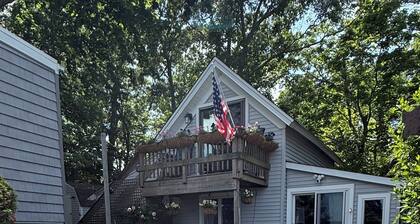 Cozy 2-bedroom waterfront cottage with central AC, patio, BBQ, Private beach