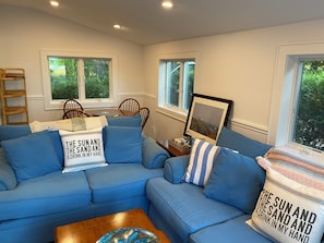 Living area - Cozy 2-bedroom waterfront cottage with central AC, patio, BBQ, Private beach (Hampton Bays)
