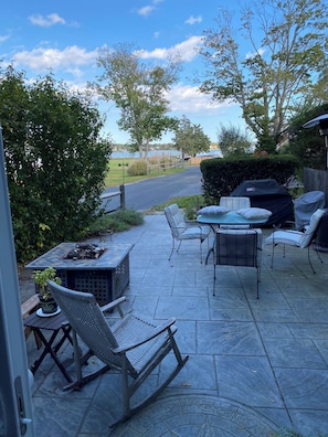 Outdoor dining - Cozy 2-bedroom waterfront cottage with central AC, patio, BBQ, Private beach (Hampton Bays)