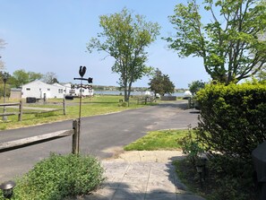 Property grounds - Cozy 2-bedroom waterfront cottage with central AC, patio, BBQ, Private beach (Hampton Bays)