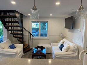 Living area - Cozy 2-bedroom waterfront cottage with central AC, patio, BBQ, Private beach (Hampton Bays)
