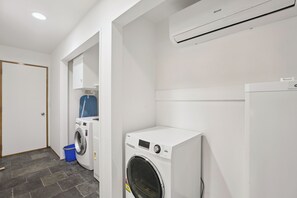Interior - Alpine Horizon - Queenstown Holiday Home (Queenstown)