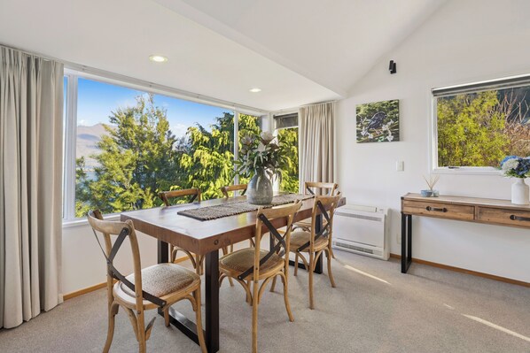 Dining - Alpine Horizon - Queenstown Holiday Home (Queenstown)