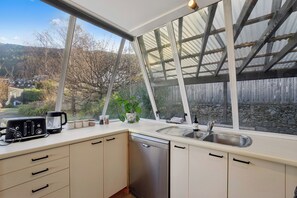 Private kitchen - Alpine Horizon - Queenstown Holiday Home (Queenstown)