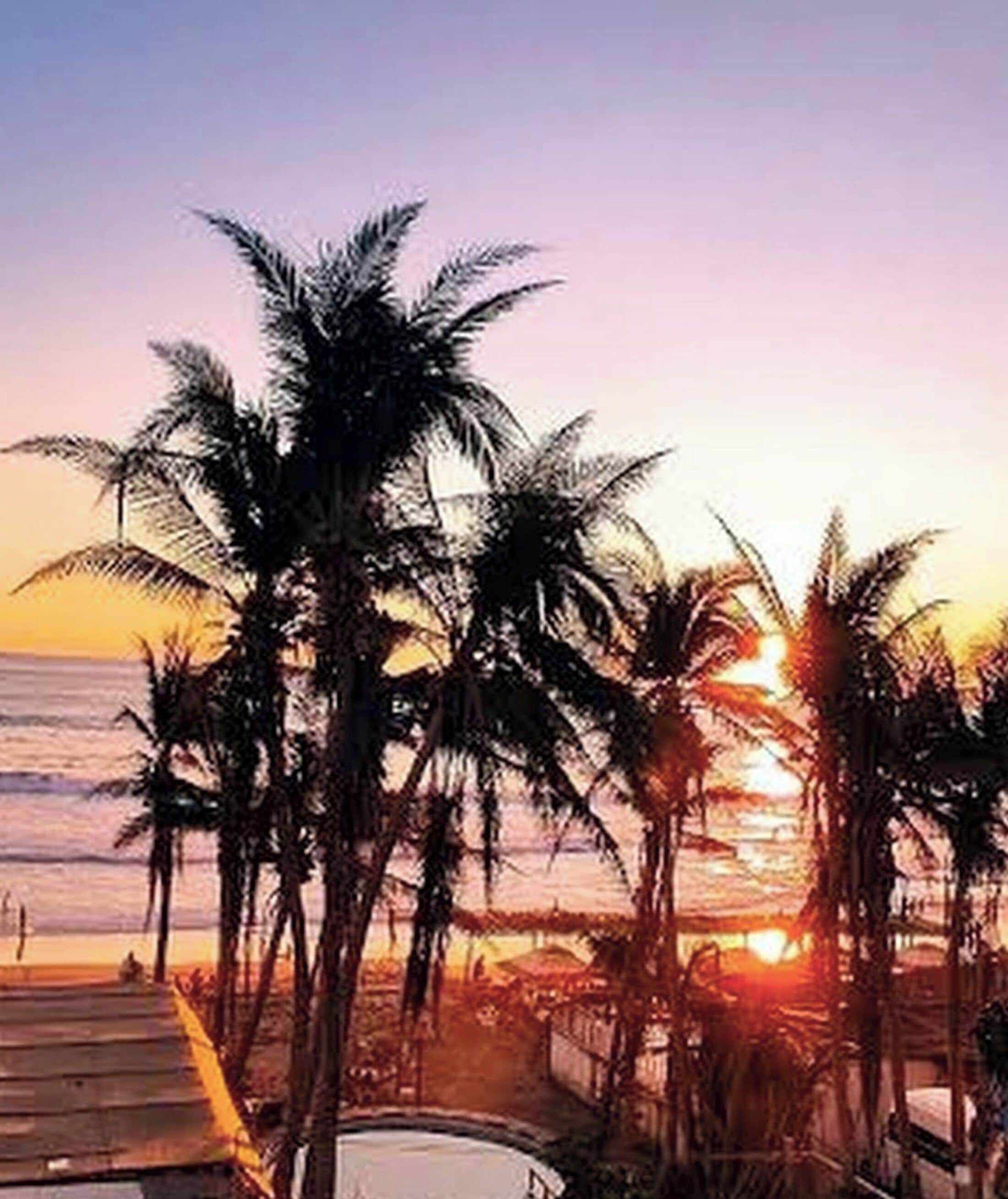 En la playa, camastros, sombrillas y masajes en la playa 