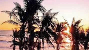 En la playa, camastros, sombrillas y masajes en la playa