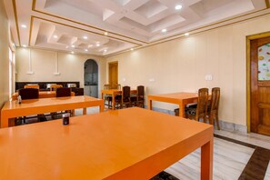 House | Dining - Deluxe Pine Hills (Srinagar)