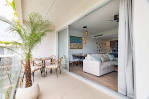Outdoor dining - Stylish Apt with Private Balcony, Pool and Gym (Playa del Carmen)