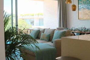 Smart TV - Stylish Apt with Private Balcony, Pool and Gym (Playa del Carmen)