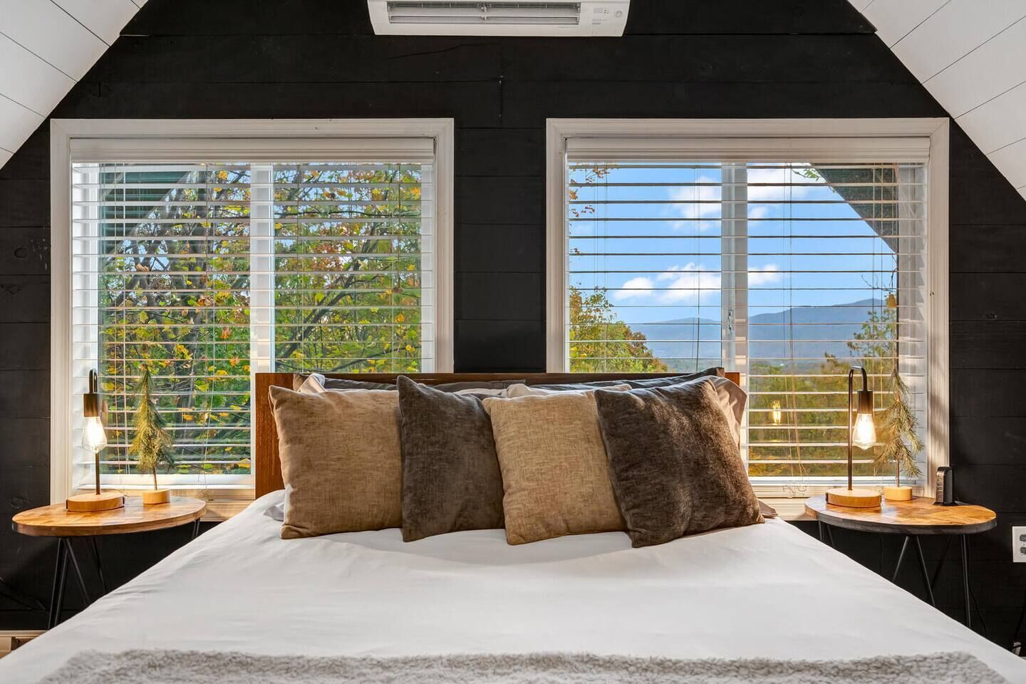 Desk, WiFi, bed sheets