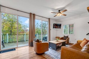 TV - Hygge Escape | River Access~ Views~ Hiking~ Hot Tub~ Game Shed! (Shenandoah)