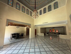 A spacious interior with a tiled floor, a chandelier, and ornate stained glass windows. - Villa Zitouna Luxury Golf & Pool & Garden Amelkis (Marrakech)