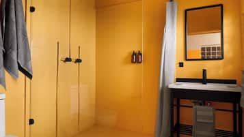Suite | Kamar mandi | Shower, pengering rambut, handuk, dan sabun