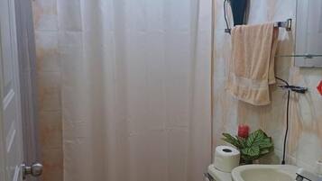 Kostenlose Toilettenartikel, Haartrockner, Handtücher, Seife