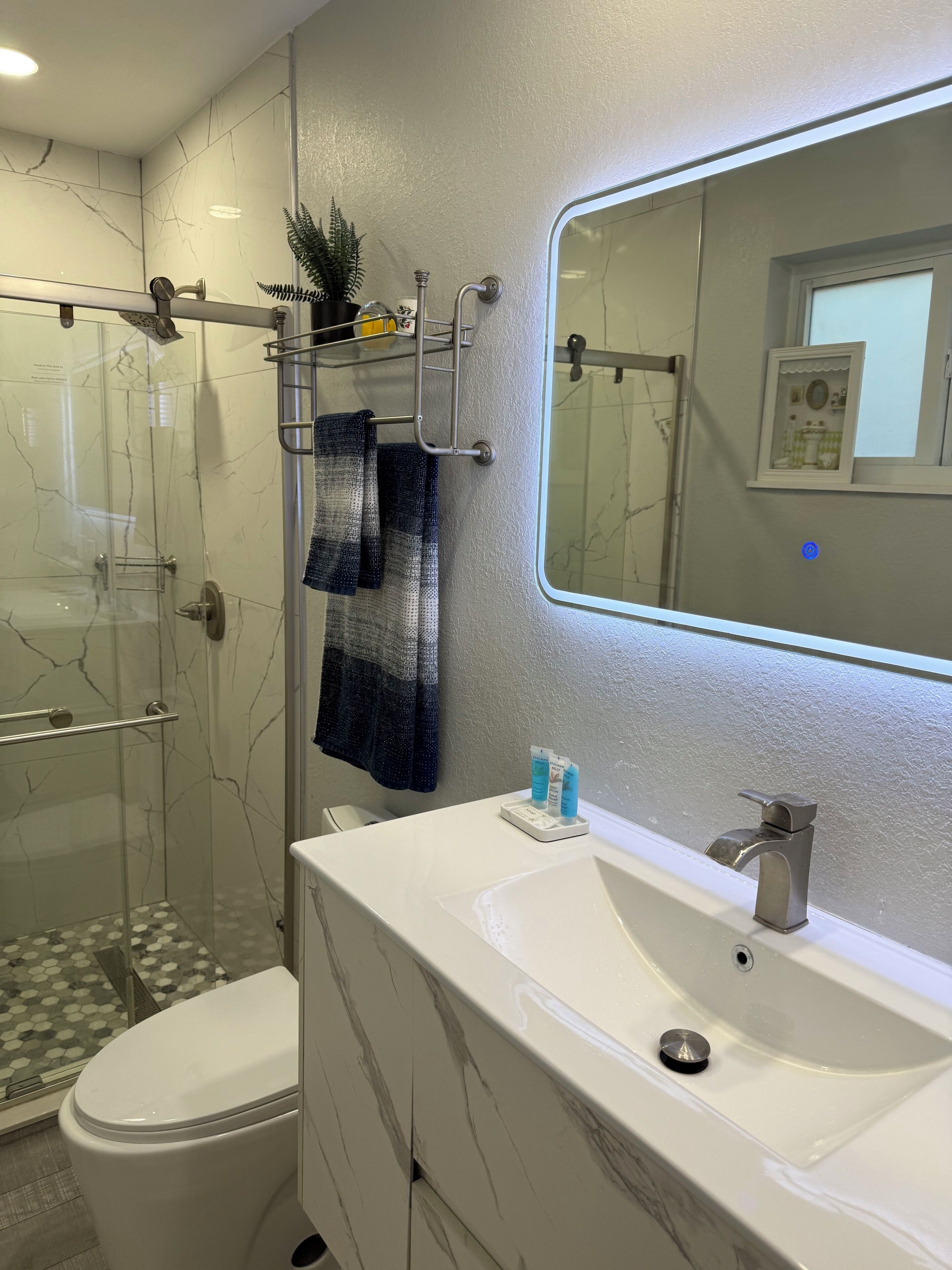 Een douche, een haardroger, handdoeken, zeep
