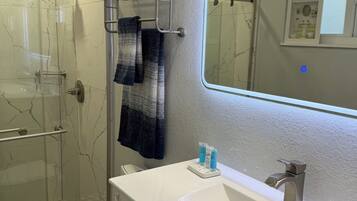 Een douche, een haardroger, handdoeken, zeep