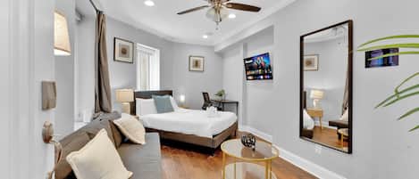 Estudio, 1 cama Queen size y sofá cama | Área de sala de estar | Smart TV de 55 pulgadas con canales digitales