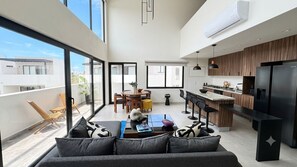 Een modern appartement met balkon, eethoek, keuken en woonkamer.