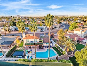 Ein Wohngebiet mit Swimmingpool, Palmen und Häusern.