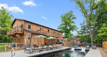 Heated year-round pool, hot tub, close to Lake Michigan beaches!