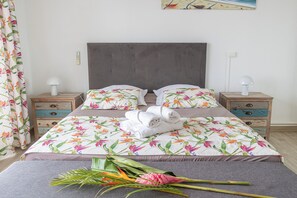 Iron/ironing board, WiFi, bed sheets, wheelchair access - L'oasis fleuri, terrace with panoramic sea view, direct beach access. (Le Gosier)