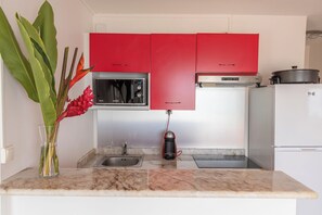 Private kitchen - L'oasis fleuri, terrace with panoramic sea view, direct beach access. (Le Gosier)