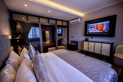Oak Plaza Suites
