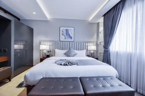 Oak Plaza Suites