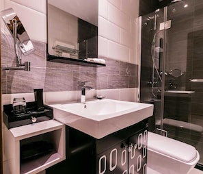 Chambre Deluxe, balcon, vue ville | Salle de bain | Articles de toilette gratuits, chaussons, papier toilette